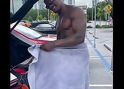 Neg&atilde;o tatuado mostrando a rola gigante