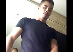 Garot&atilde;o jorrando leite